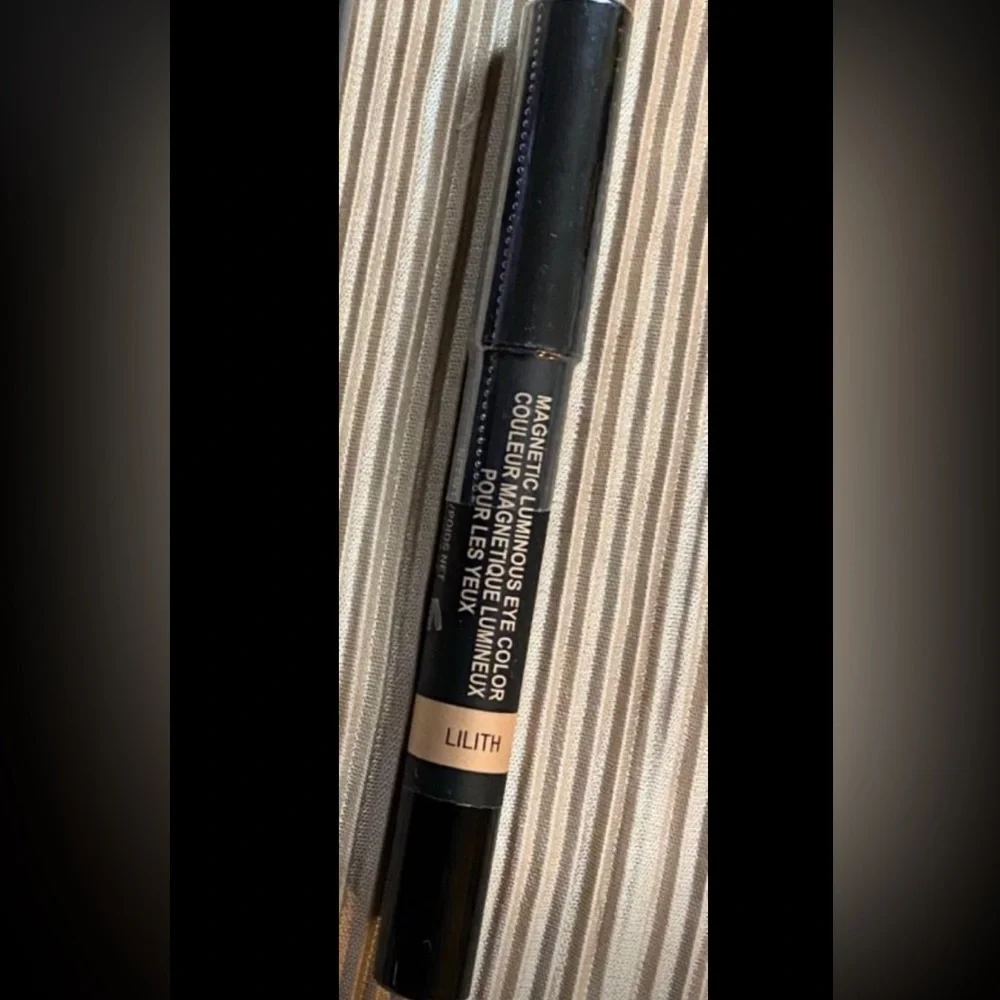 NUDESTIX Magnetic Luminous Eye Color Lilith FULL SIZE